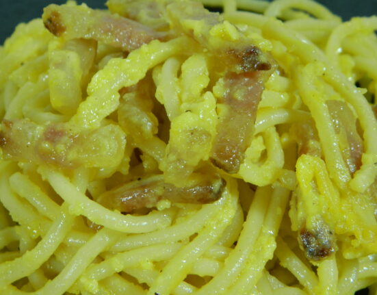 Spaghetti alla carbonara con uova, formaggio pecorino romano DOP, guanciale, pepe. Primo piatto di pasta tradizionale della cucina italiana.