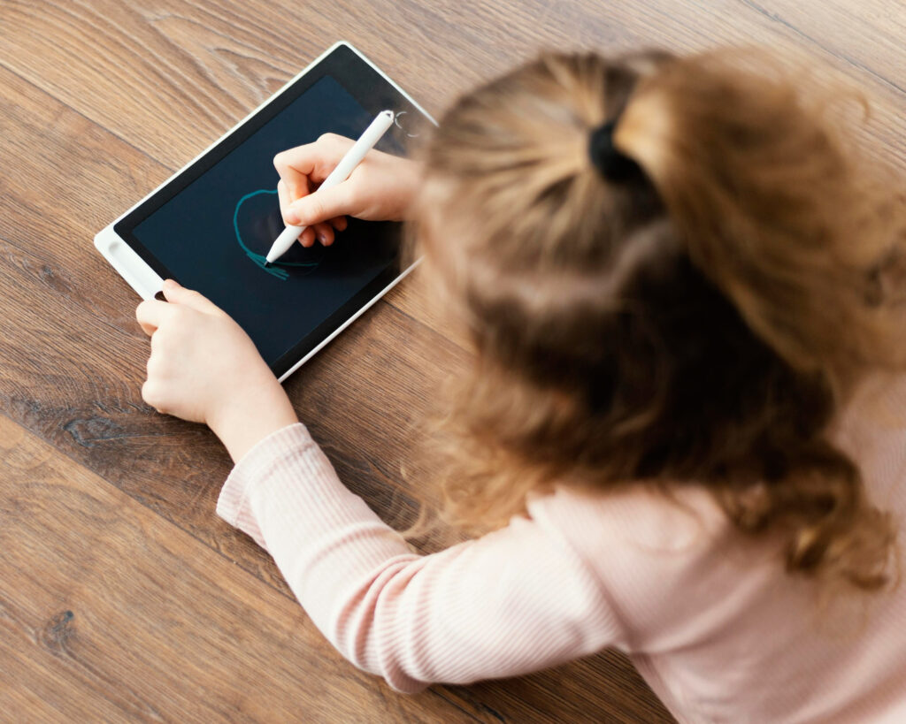Diverse università hanno in corso vari trial nello studio sulla media di utilizzo dei dispositivi elettronici da parte dei bambini e sull'impatto che hanno sul loro sviluppo mentale durante l'infanzia.