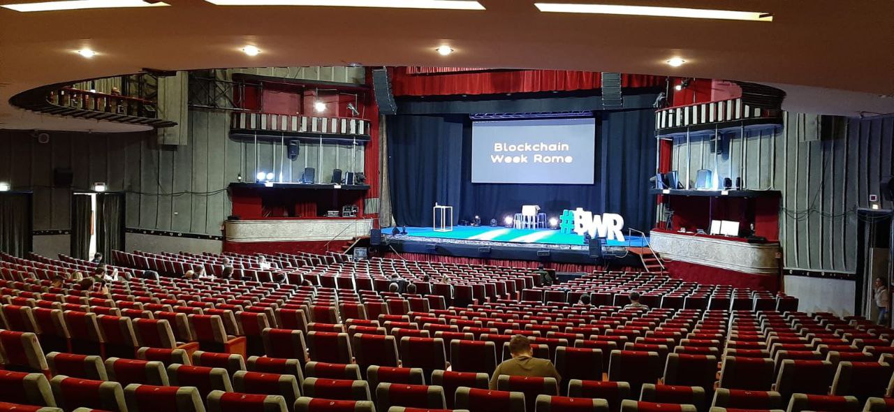 La scorsa settimana abbiamo presenziato alla Blockchain Week Rome che si è tenuta dall'8 al 12 di maggio. Cinque giorni di Corso e Summit al Teatro Sistina.