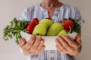 Il fenomeno dell'invecchiamento della popolazione non è solo associato a un aumento del numero e della proporzione di persone anziane nella società, ma anche a un aumento dell'incidenza del deterioramento cognitivo. L'alimentazione è di grande importanza, con particolare attenzione all'assunzione adeguata di frutta e verdura, per i loro comprovati benefici per la salute.<a href="#1"><sup>1</sup></a>
