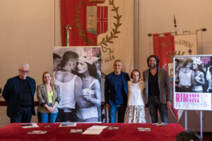 A sinistra i curatori della mostra Mario Beltrambini e Jana Liskova, a destra i sindaci di Rimini e Savignano sul Rubicone con Isa Perazzini, madre di Marco Pesaresi, alla conferenza stampa di presentazione della mostra.