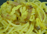 Spaghetti alla carbonara con uova, formaggio pecorino romano DOP, guanciale, pepe. Primo piatto di pasta tradizionale della cucina italiana.