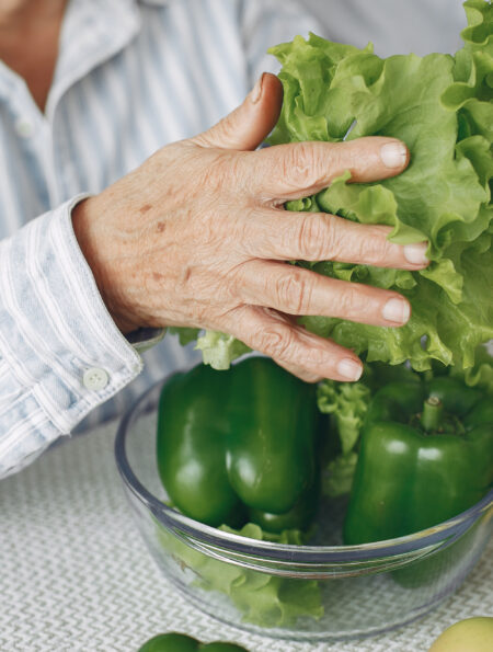 Qual è la corretta dieta per gli anziani? L'alimentazione è importante per migliorare il proprio stile di vita e la propria salute. Ne parlato la dottoressa Stefania Velitti geriatra e biologa nutrizionista