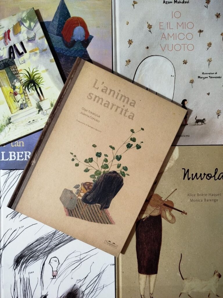Una selezione di albi illustrati dedicati ai temi dell'assenza e della perdita: Due ali di Cristina Bellemo e Mariachiara Di Giorgio (Topipittori), L'albero rosso di Shaun Tan (Tunué), L'anima smarrita di Olga Tokarczuk e Joanna Concejo (Topipittori), Nuvola di Alice Brière-Haquet e Monica Barengo (KITE), e Che difficile! di Raúl Nieto Guridi (KITE). Libri che, attraverso il linguaggio dell'illustrazione, offrono strumenti preziosi per dialogare con i bambini sulle emozioni più difficili.